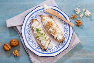 Bruschetta d'automne au chèvre, noix et pesto